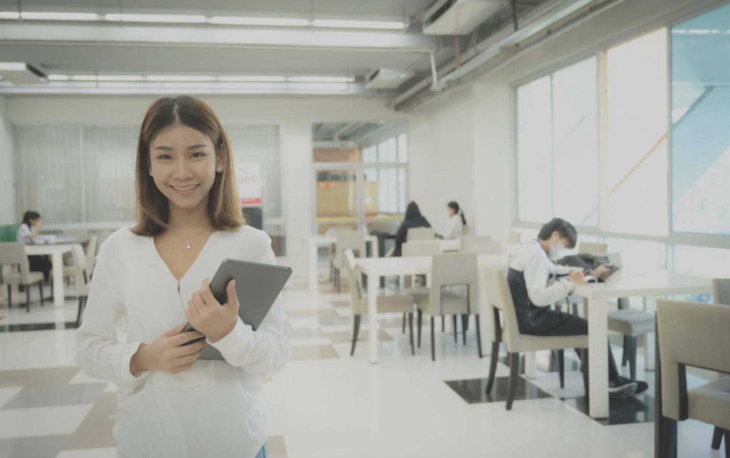 Espace de formation avec documents financiers et outils pédagogiques