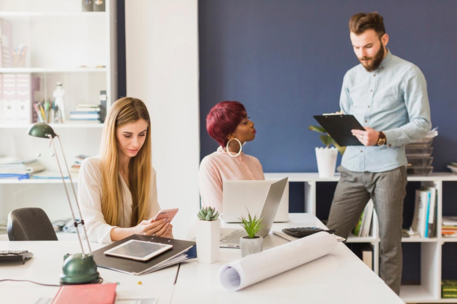 Espace de travail moderne avec documents financiers et ordinateur
